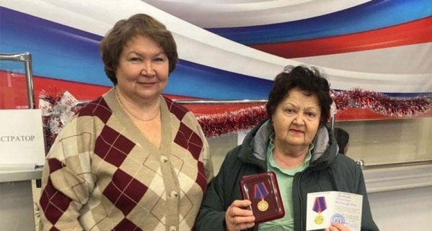 Жительнице из Дзержинска вручили военную награду