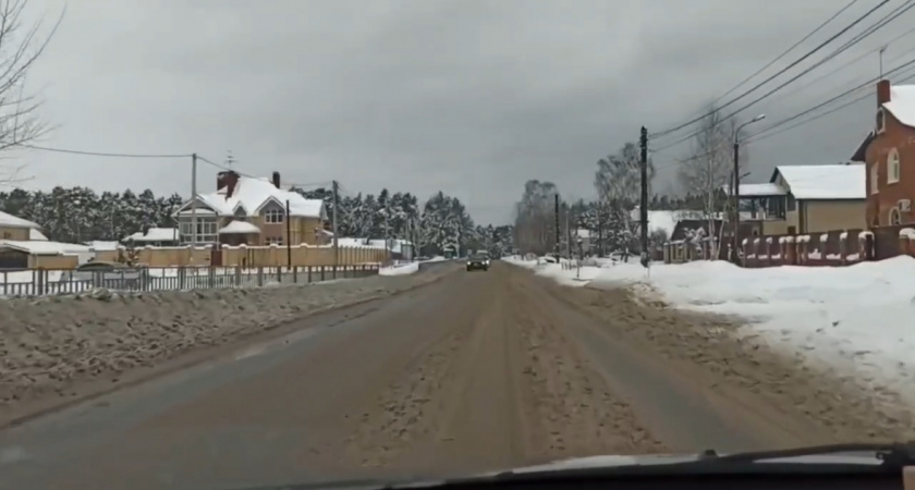 Протечка в колодце угрожает безопасности дорожного движения в Дзержинске