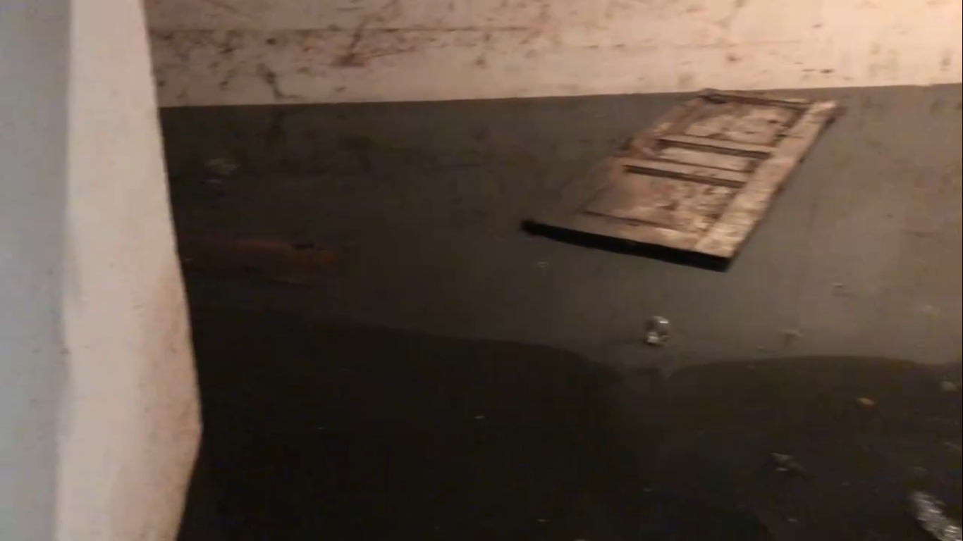 За что мы платим деньги: в доме по улице Ватутина сильно затопило подвал