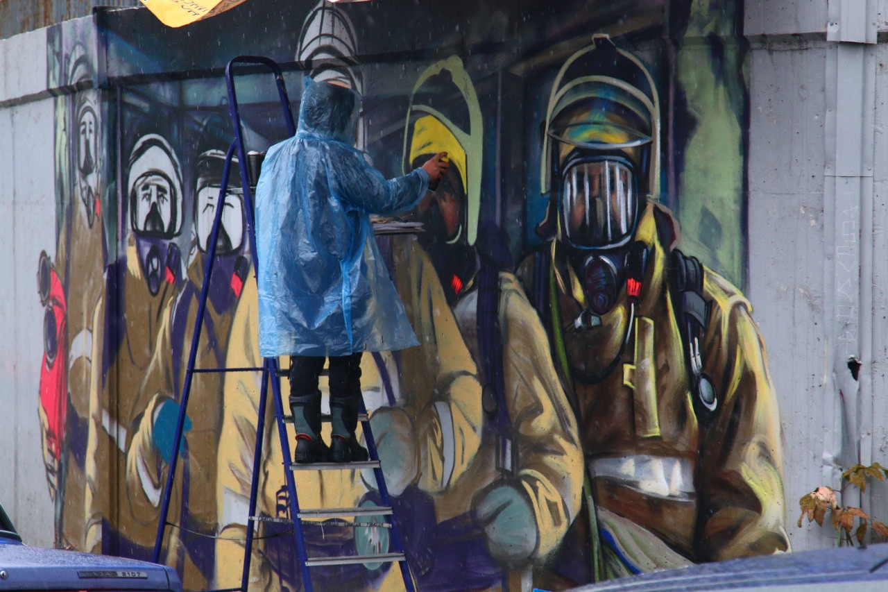 "Дзержинский Ван Гог" нарисовал граффити с пожарными на Окском съезде (ФОТО)