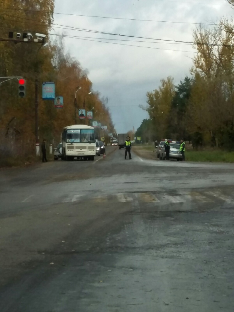 Лада Ларгус «догнала» маршрутку на перекрестке в Дзержинске (ФОТО)