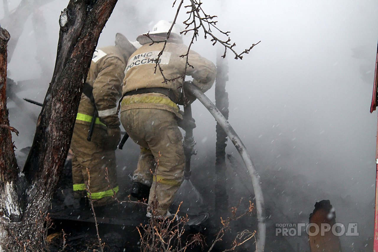 В Дзержинске на улице Пожарского загорелись три сарая