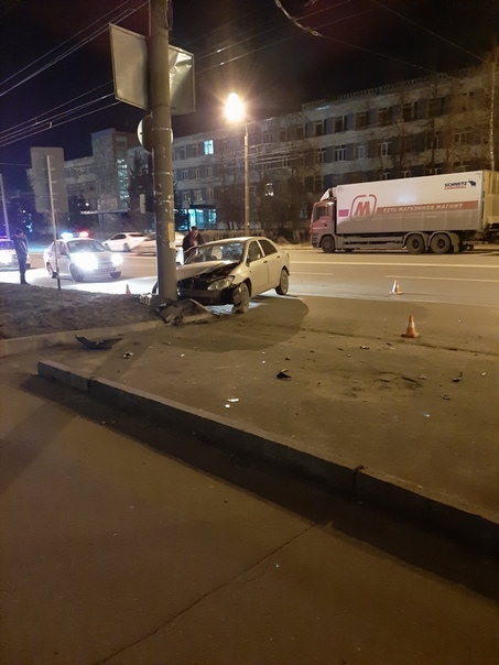 Пьяный гонщик столкнулся со столбом на улице Гайдара в Дзержинске
