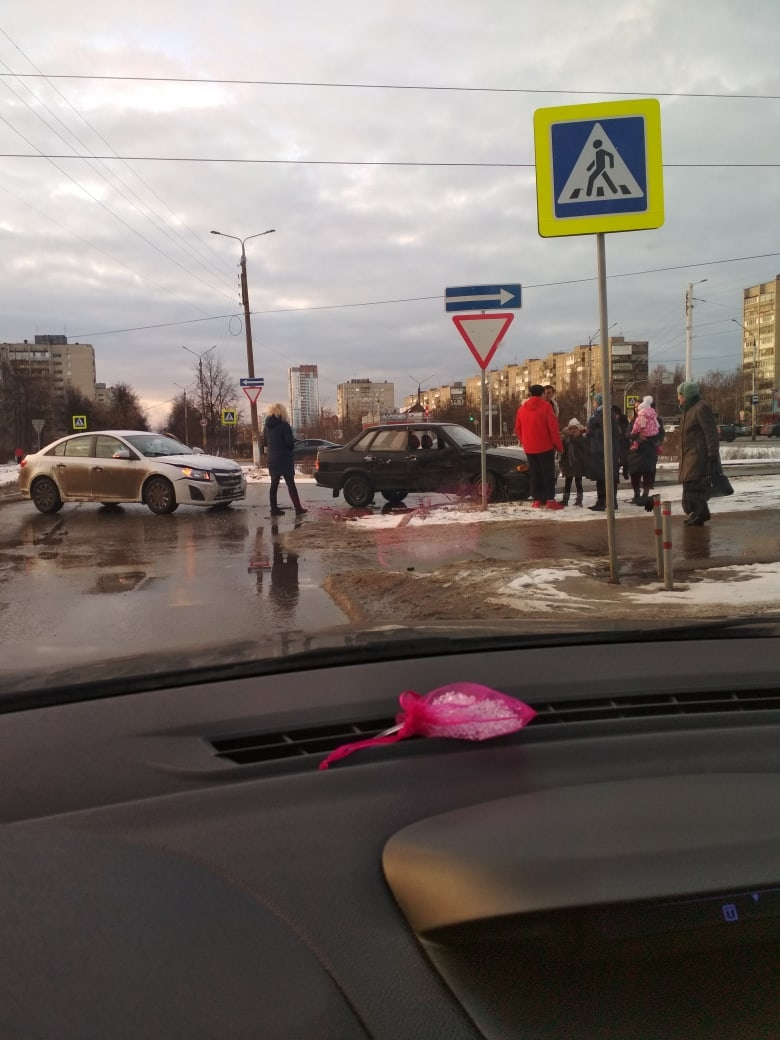Там постоянно бьются: две легковушки не поделили пустой перекресток на бульваре Химиков в Дзержинске