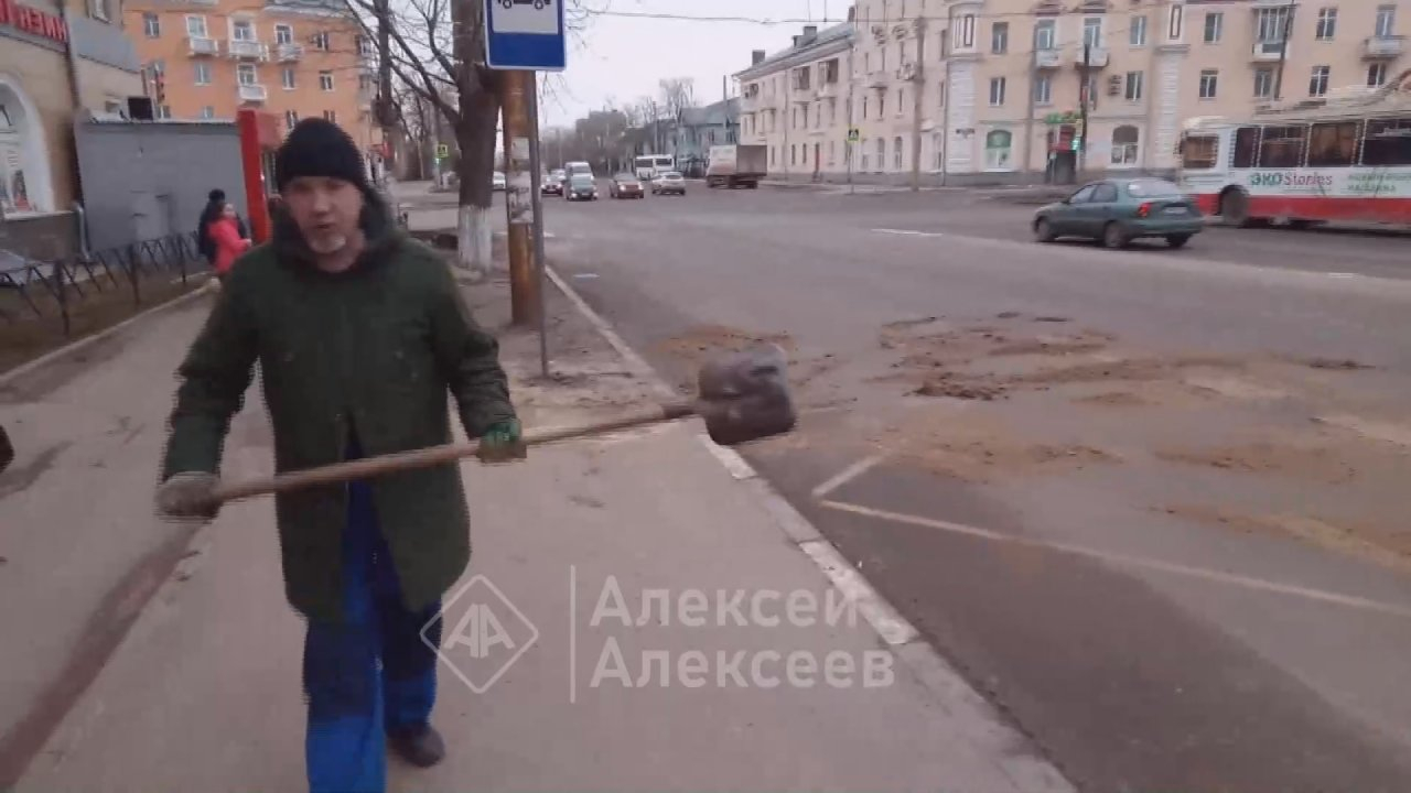 Коммунальщик с лопатой напал на блоггера из Дзержинска (ФИДЕО)