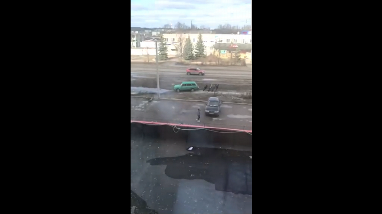 Неизвестные в Дзержинске с парковки утащили чужой автомобиль (ВИДЕО)
