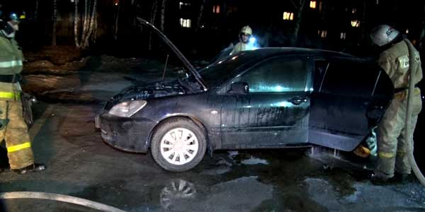 В Дзержинске сгорел автомобиль из-за неосторожности хозяина