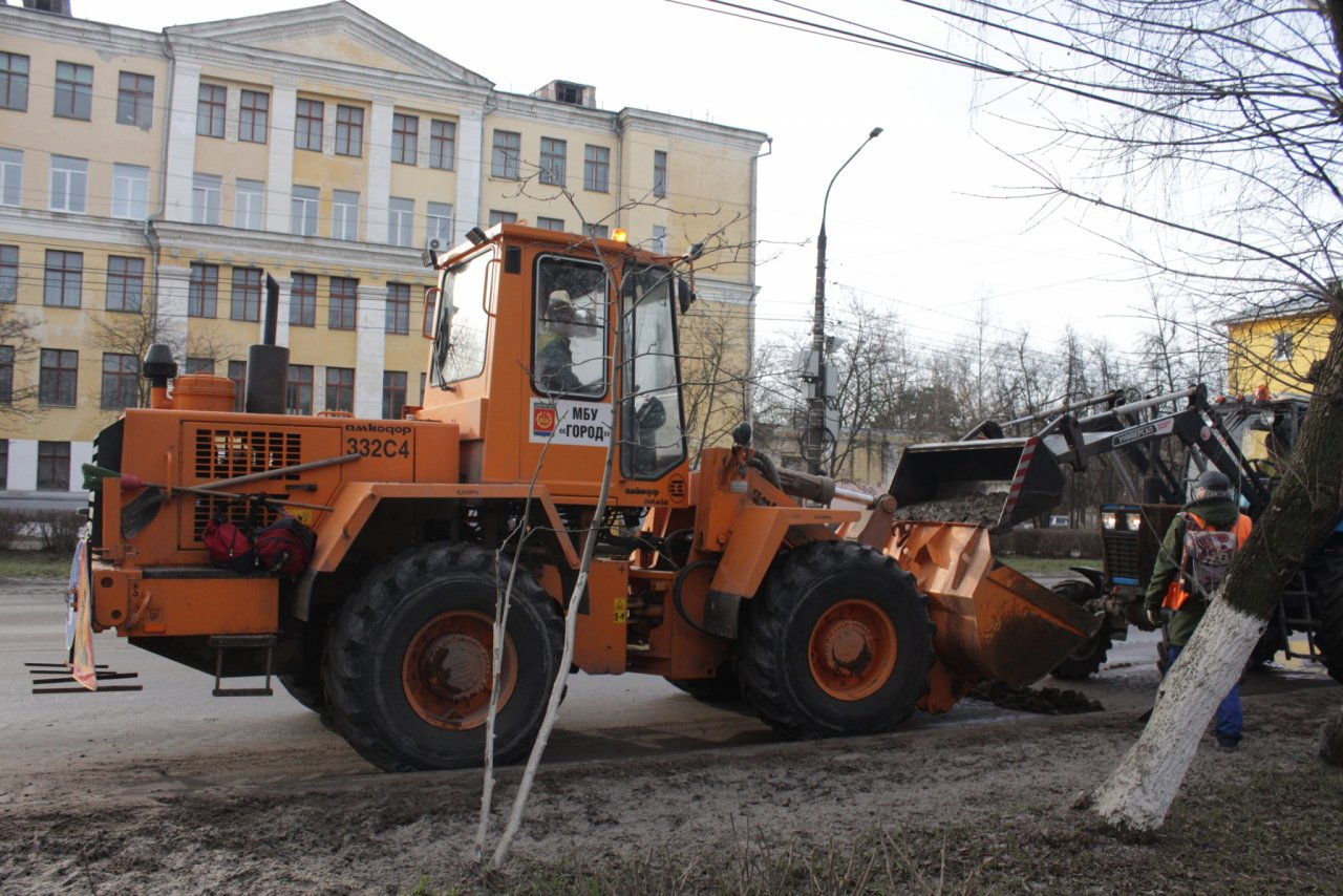 Коммунальщики Дзержинска приступили к очистке дорог от смета и пыли