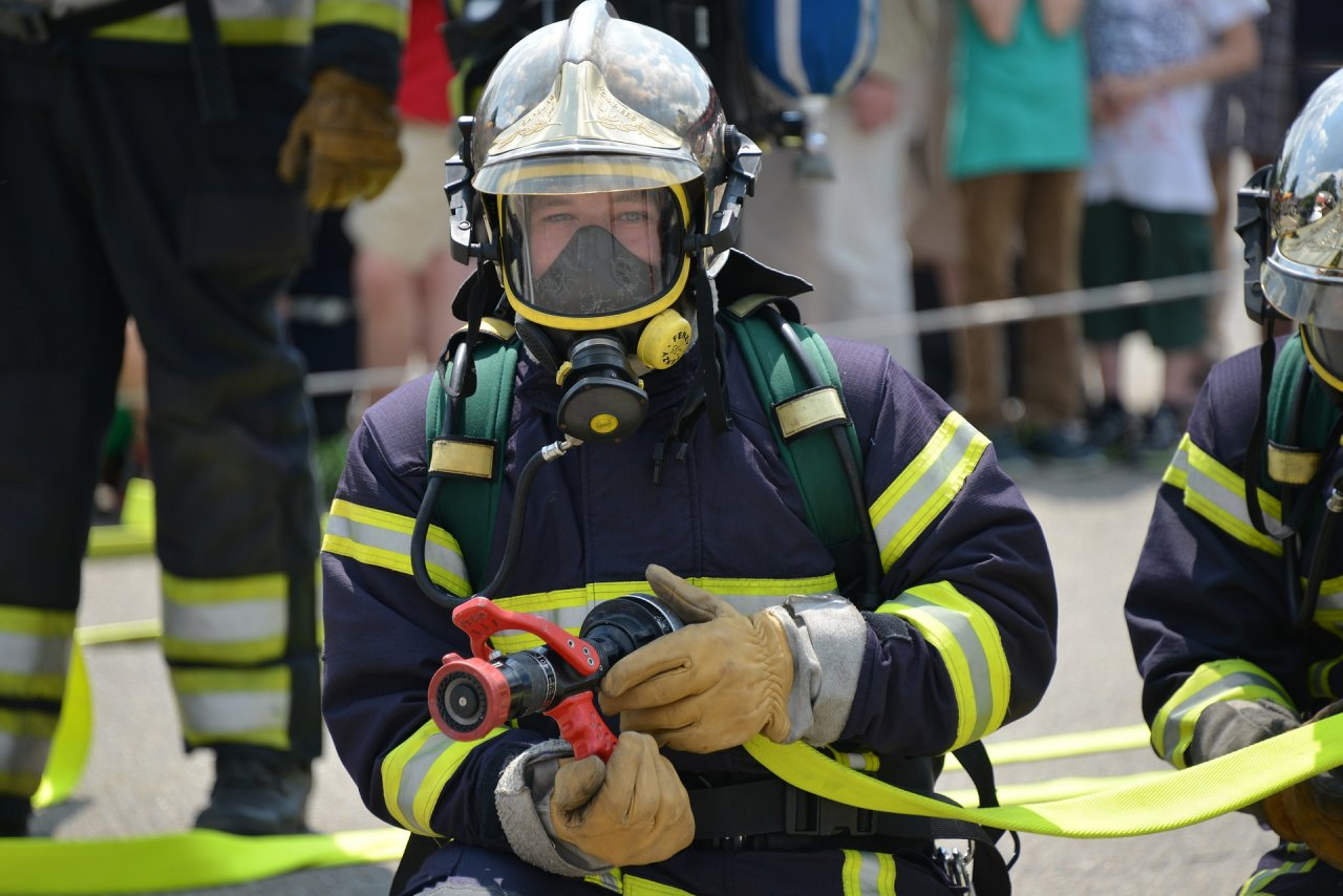 Дзержинские пожарные спасли из огня 12 человек