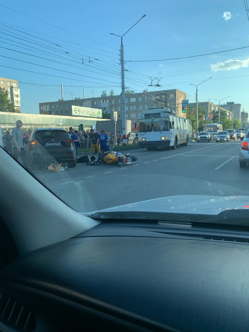 Дорогая иномарка и мотоцикл столкнулись на проспекте Циолковского: есть пострадавшие (ФОТО, ВИДЕО)
