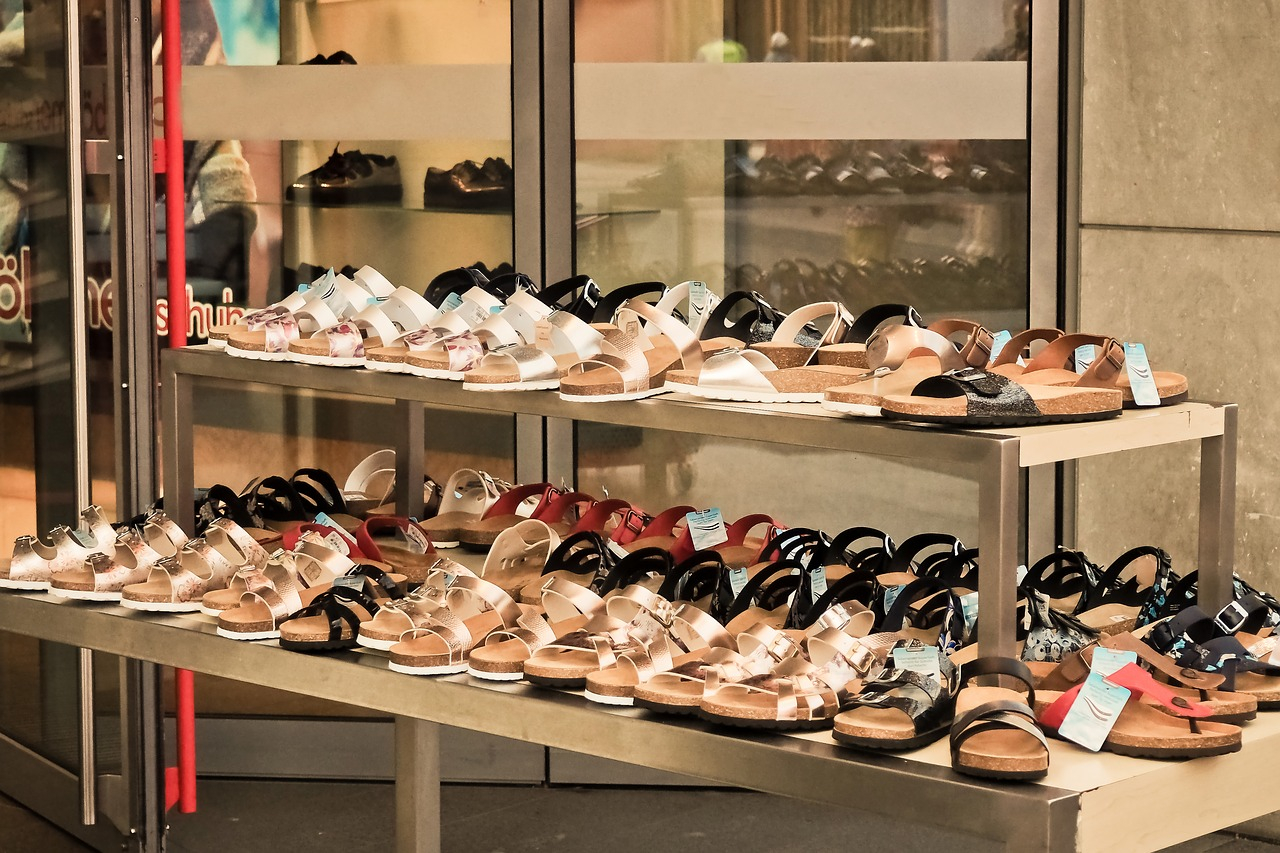 В Нижегородских торговых центрах разрешили примерку обуви