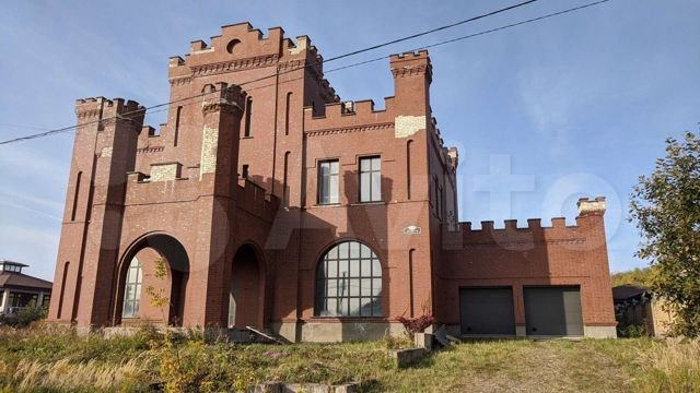 Замок выставили на продажу в Кстовском районе