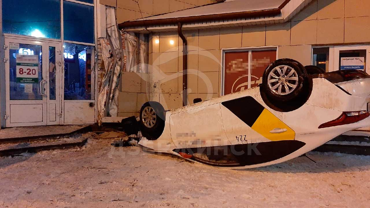 В сети появилось видео с переворотом машины такси в Дзержинске