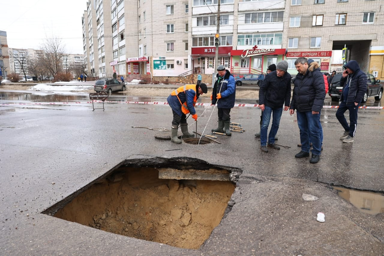 На улице Петрищева в Дзержинске произошел обвал коллектора