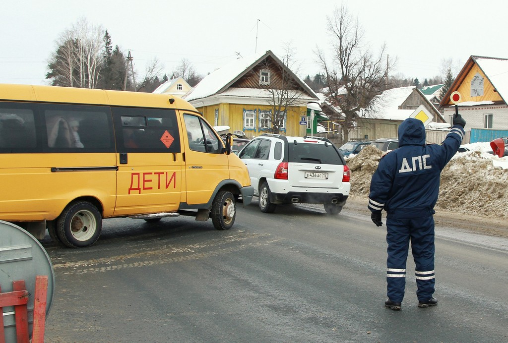 Отечественная легковушка столкнулась с автобусом лоб в лоб в Дзержинске