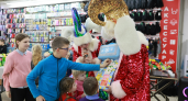 Детям из приемных семей Дзержинска к Новому году бесплатно раздали одежду и обувь из магазина