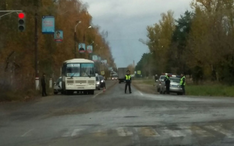 Лада Ларгус «догнала» маршрутку на перекрестке в Дзержинске (ФОТО)