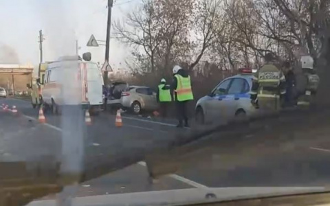 Резко повернул влево и влетел под КамАЗ: 58-летний мужчина погиб в аварии лоб в лоб в Дзержинске (ФОТО, ВИДЕО)