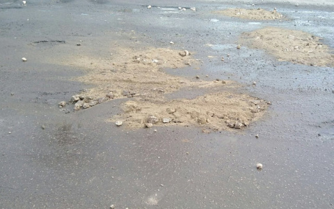 На ошибках учатся: в поселке Мулино отремонтировали дорогу камнями с песком