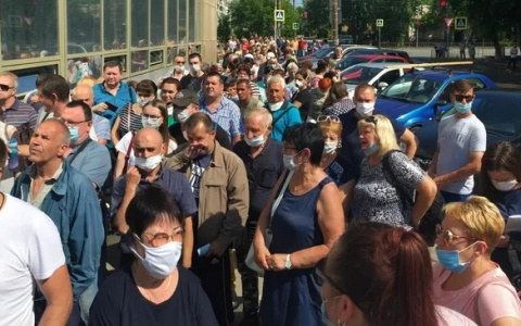 «Лекарство от смерти выдают?»: огромная очередь выстроилась перед МФЦ в Дзержинске