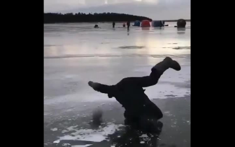 Нижегородский рыбак станцевал брейк-данс на льду