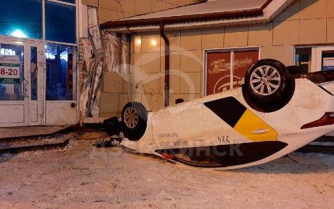 В сети появилось видео с переворотом машины такси в Дзержинске