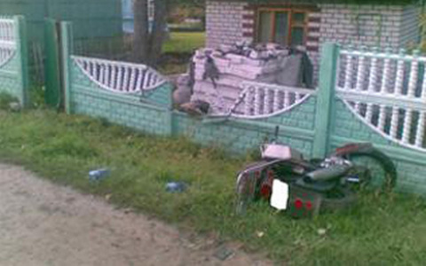 Школьница врезалась на мотоцикле "Восход" в забор в Дзержинске